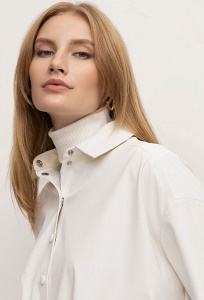 Рубашка из экокожи белого цвета Emka B2558/shinee
