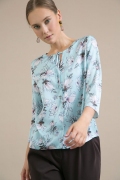 Голубая блузка с цветочным принтом Emka B2398/virozi