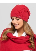 Красная шапка с драпировкой складок сзади Kamea Burgos