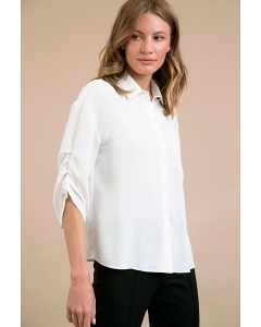 Блузка белого цвета с драпировкой на рукаве Emka B2395/jessica