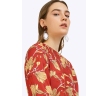 Терракотовая блузка из поливискозы с цветочным орнаментом. Модель имеет прямой крой, длинные рукава на манжетах, круглый вырез горловины
