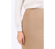 Классическая юбка-карандаш бежевого цвета средней длины. Модель с высокой посадкой, плотно облегает линию бёдер, выполнена без пояса.