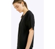 Базовая чёрная блузка с короткими рукавами. Модель прямого кроя, имеет V-образный вырез горловины, короткие рукава