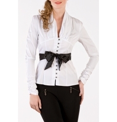 Белая блузка с черным поясом