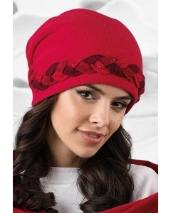 Красная шапка с декоративной косичкой Kamea Garda