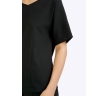 Базовая чёрная блузка с короткими рукавами. Модель прямого кроя, имеет V-образный вырез горловины, короткие рукава